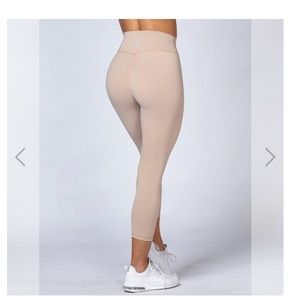 Muscle Nation 7/8 Scrunch Leggings - Beige